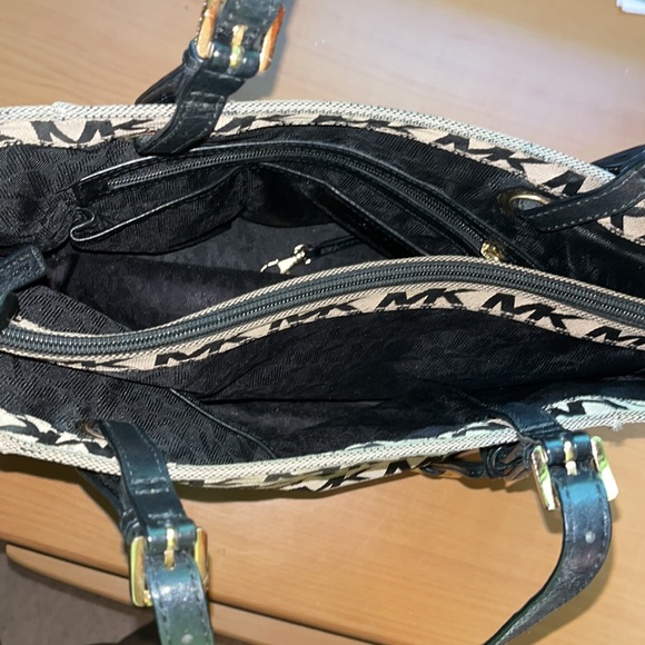 Michael kors purse - Picture 3 of 3